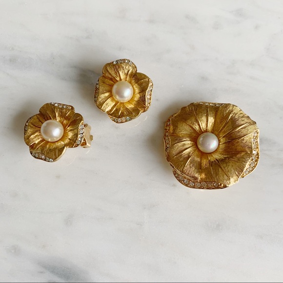 Dior Jewelry - CHRISTIAN DIOR clip on flower earrings and pin